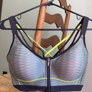 Victoria’s Secret Knockout Maximum Support Front Close Sport Bra